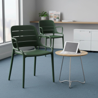 Chaise empilable en polypropylène Helda avec accoudoirs