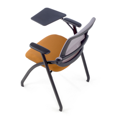 chaise avec tablette orange avec une palette d ecriture maille accoudoirs mobiles 10