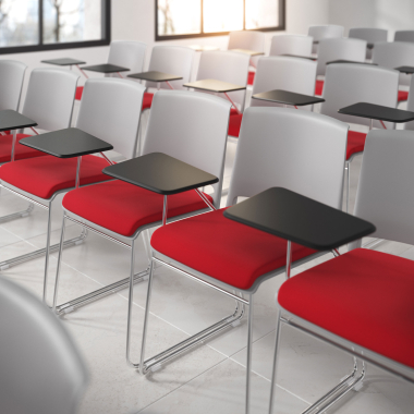 chaise avec tablette gris rouge avec une ecritoire rembourree tissu sans accoudoirs 2