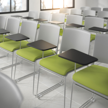 chaise avec tablette gris vert avec une ecritoire rembourree tissu sans accoudoirs 2
